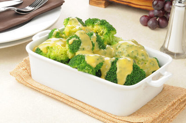 Ovenschotel met knolselderij, broccoli, kaassaus en walnoten