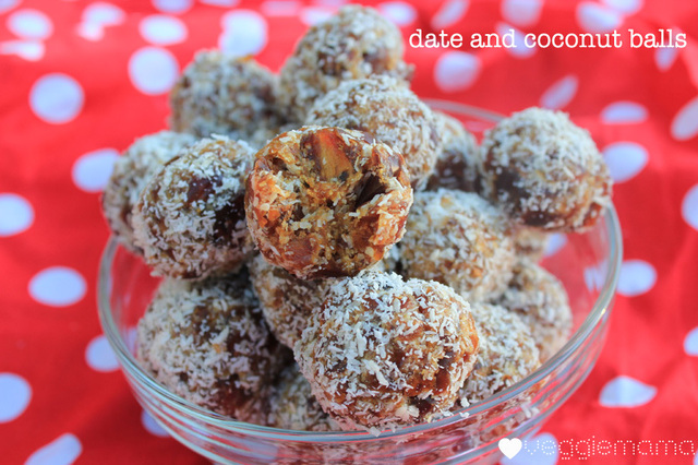 Kid snacks: date and coconut balls