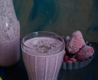Strawberry & Grapes Smoothie with roasted poha - Breakfast Smoothie