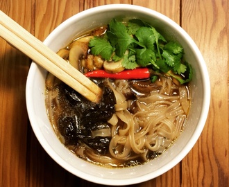 Pho, sopa vietnamita vegetariana com noodles de arroz, cogumelos e algas