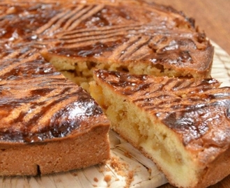 Gâteau breton aux pommes et caramel beurre salé.