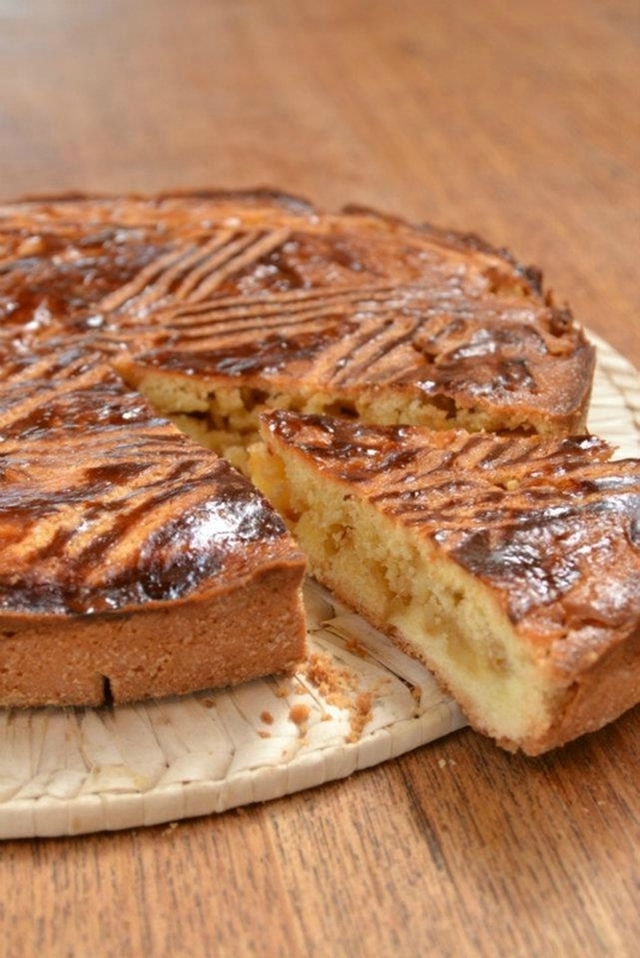 Gâteau breton aux pommes et caramel beurre salé.