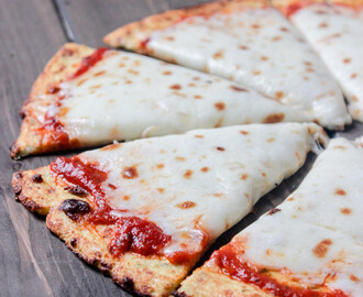 pizza fácil com massa de couve flor, que é o mesmo que dizer quase sem hidratos de carbono