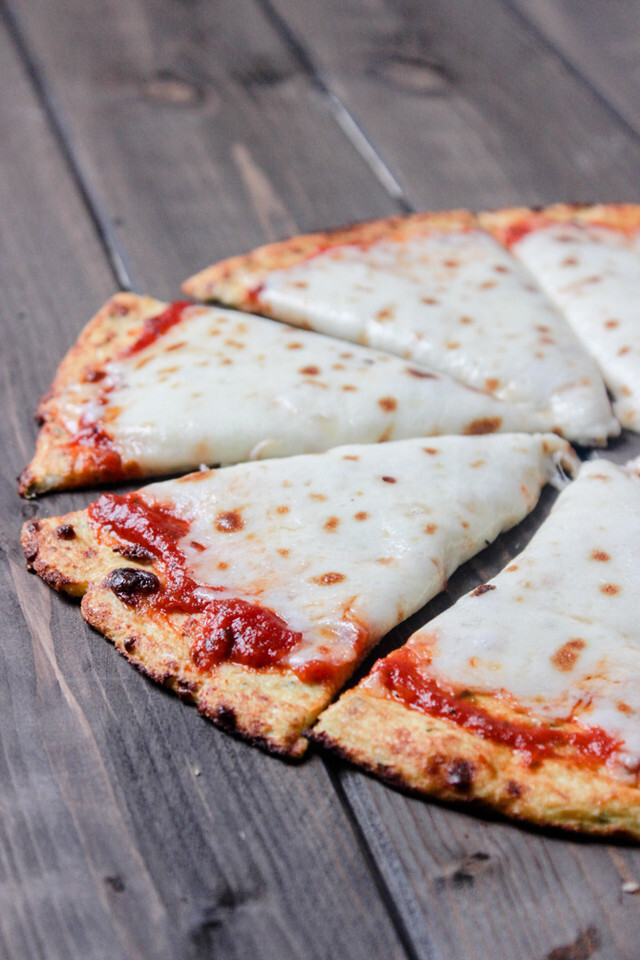 pizza fácil com massa de couve flor, que é o mesmo que dizer quase sem hidratos de carbono