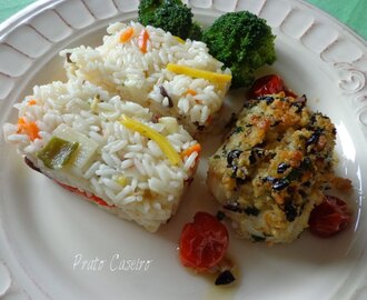 Medalhões de pescada com crosta de broa, coentros e azeitonas pretas com arroz de legumes chineses