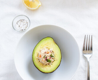 abacate recheado com salada de atum, uma entrada saudável para o dia dos namorados