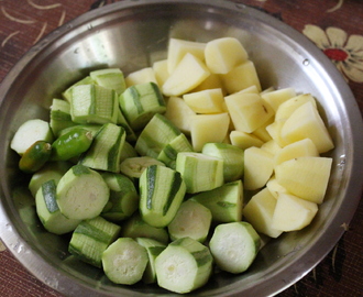 Patol Aloor Dalna (Point Gourd & Potato Curry)