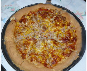Pizza de Atum com Milho e Pizza de Salsichas com Milho com a Massa da Pizza Hut Cozidas no Forno de Lenha