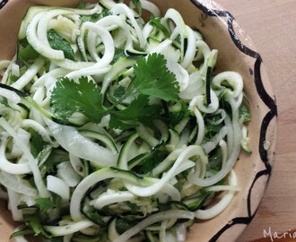 Salada de courgette com cebola nova | Cozinha fácil