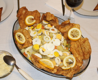 Filetes de peixe com salada russa