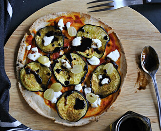 Falsa pizza de berenjena, queso de cabra, uvas y miel de ajo negro. Receta vegetariana sin complicaciones