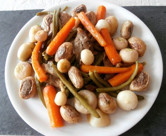 Poêlée de légumes (navets nouveaux, oignons, pleurotes, haricots verts, carottes fanes, pomme de terre grenailles) / Fried vegetables