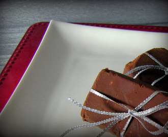 Lingotes de turrón de chocolate con almendras y pasas