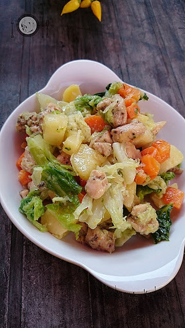 [ Kad tata kuha :] Hruskava salata od kelja s piletinom