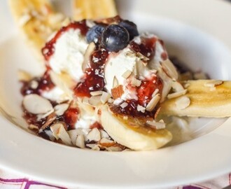 banana split com iogurte grego e doce, o pequeno almoço dos “piquenos” para calar a minha mãe