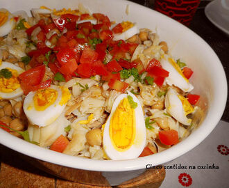 Salada fria de grão com bacalhau e tomate