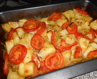 Batata assada com tomate e pimento