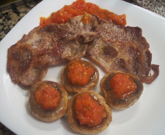 Chuletas de aguja de cerdo con champiñones rellenos de salsa de tomate natural al orégano