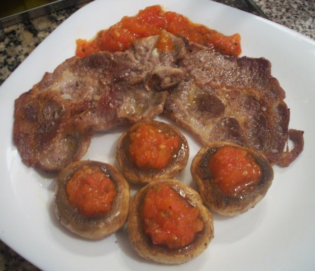 Chuletas de aguja de cerdo con champiñones rellenos de salsa de tomate natural al orégano