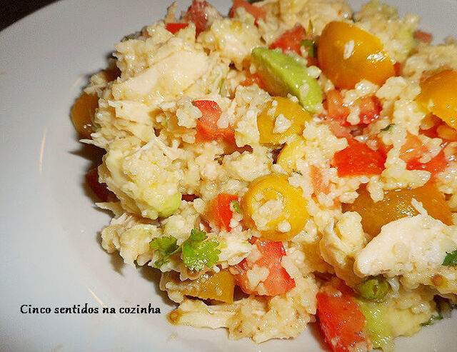 Salada fria de couscous com frango, tomate e abacate