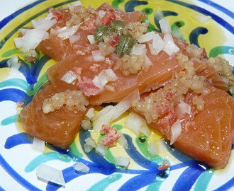 Tartar de salmón chalota alcaparras quinoa al toque de sal de jamón ibérico #diadelvino