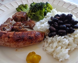 Rojões de porco preto com misto de salsichas de porco preto, arroz branco, feijão preto e brócolos