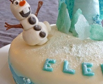 Gâteau de la reine des neiges avec Elsa et Olaf en pâte à sucre (gâteau damier chocolat/vanille)