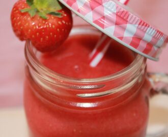 Vannmelon, rabarbra og jordbær smoothie