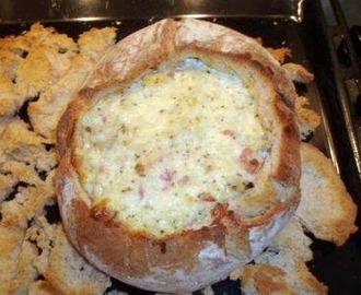 Pão recheado com bacon e queijo no forno