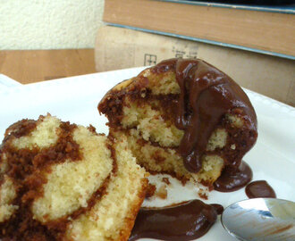 Zebrasti muffini sa vručim čokoladnim preljevom / Zebra muffins wit hot chocolate sauce