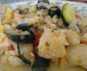 Filetes de peixe gato com legumes e azeitonas