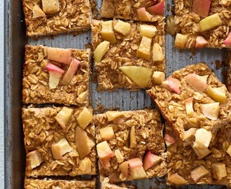 quadrados de papas de aveia com maçã e canela no forno, um pequeno-almoço saudável e viciante