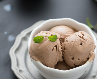 gelado de iogurte de chocolate, uma sobremesa diferente e saudável