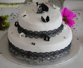 Gâteau à étages noir et blanc pour l'anniversaire de Julie .
