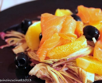 Insalata di carciofi, arance, olive nere e salmone affumicato