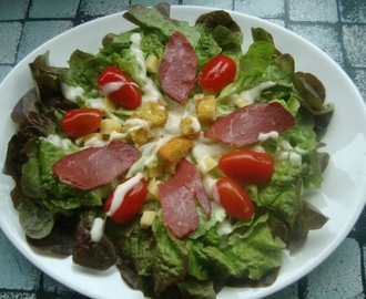 Salade composée, magret de canard, comté, tomates cerises et croûtons