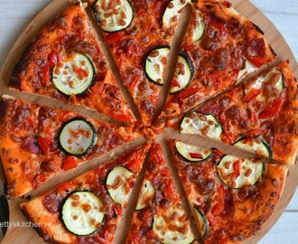 Pizza met salami, courgette en paprika