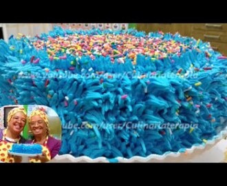 Bolo de Aniversário Azul de Cenoura e Chocolate Decorado com Chantilly
