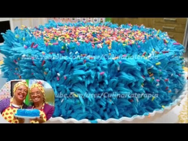 Bolo de Aniversário Azul de Cenoura e Chocolate Decorado com Chantilly