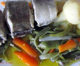 Merluza hervida con verduras y aceite de oliva