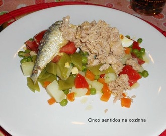 Salada russa com atum e sardinhas em conserva