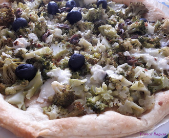 Pizza di sfoglia integrale con broccoletti, acciughe e olive nere