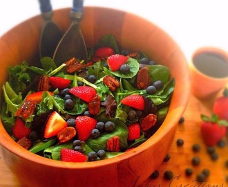 Salade aux Fruits rouges,Jeunes Pousses et Pécans Caramelisées   Et sa Vinaigrette Maple-Balsamique