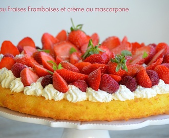 Gâteau fraises / framboises sur crème au mascarpone fouettée KKVKVK # 56