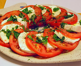 Ensalada de mozzarella y tomate con aceite de albahaca