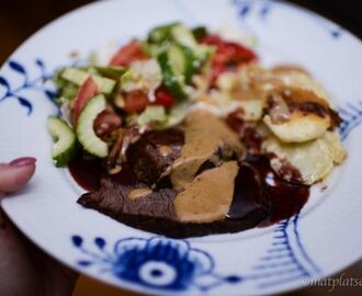 Helstekt entrecote med potatisgratäng, rödvinssås och grym gräddsås