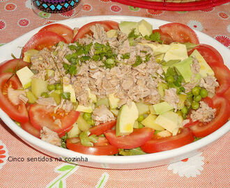 Salada russa com atum, tomate e abacate - Gourmet 4000
