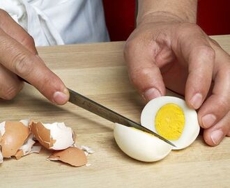 Cómo cocer y pelar un huevo