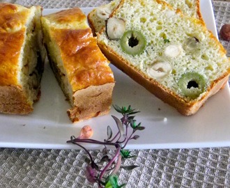 Cake aux noisettes, olives vertes et pecorino au thym frais