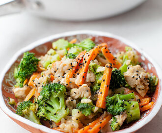 Ryż smażony z kurczakiem, brokułami i marchewką